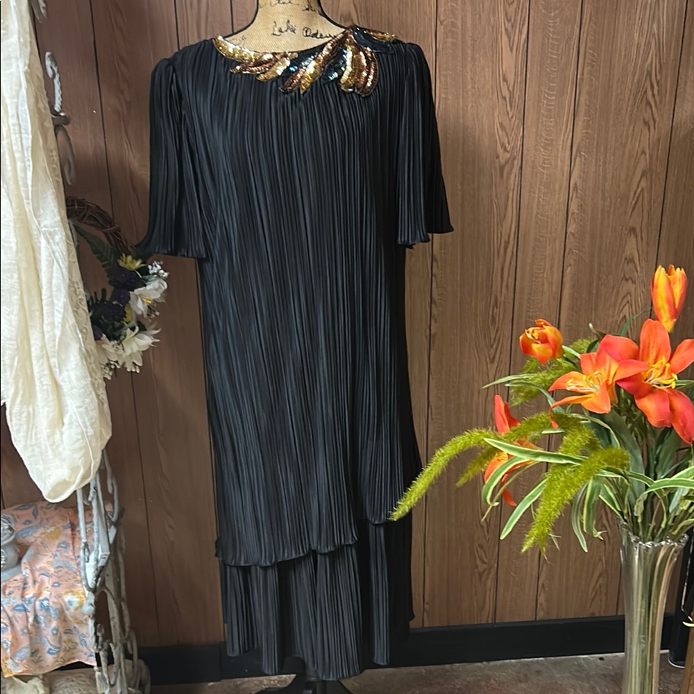 Rosa Ann of NY Elegant Black Pleated Dress with Gold Accents Size Large.